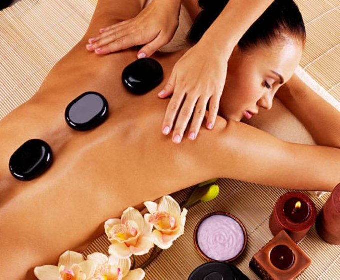 Massage relaxant aux pierre chaude 